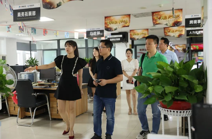 百度渠道銷售發(fā)展部總經(jīng)理丁燦彪先生攜百度領(lǐng)導(dǎo)一行，蒞臨洛陽市青峰網(wǎng)絡(luò)科技有限公司進(jìn)行考察、指導(dǎo)工作