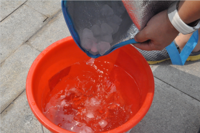 黃總開始倒冰塊啦 黃總開始倒冰塊啦